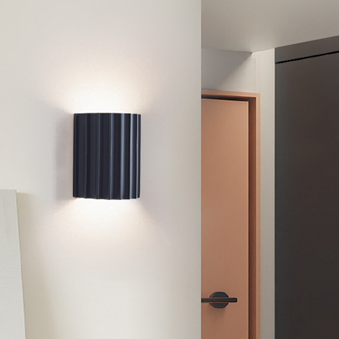 Moderne halbrunde Wandleuchte aus Kunstharz für das Wohnzimmer