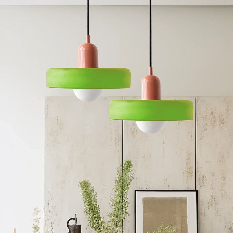 Bauhaus-Pendelleuchte aus farbigem Glas