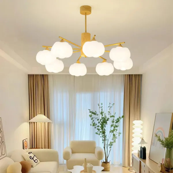 Kreativer Kronleuchter im Wohnzimmer aus Holz und Wattebällchen