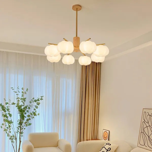 Kreativer Kronleuchter im Wohnzimmer aus Holz und Wattebällchen