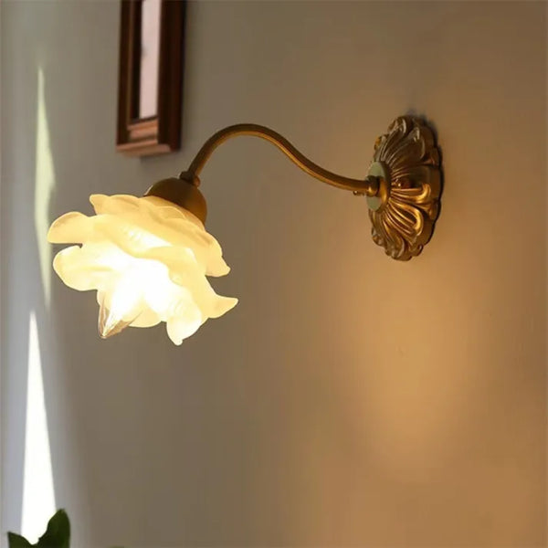 Vintage Kupfer-Blütenblatt-Glas-Wandlampe