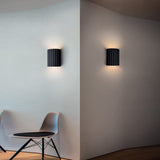 Moderne halbrunde Wandleuchte aus Kunstharz für das Wohnzimmer