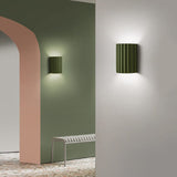 Moderne halbrunde Wandleuchte aus Kunstharz für das Wohnzimmer