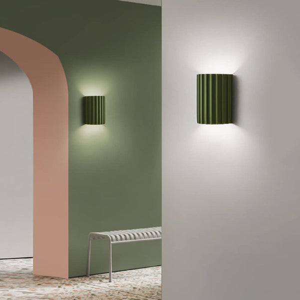 Moderne halbrunde Wandleuchte aus Kunstharz für das Wohnzimmer