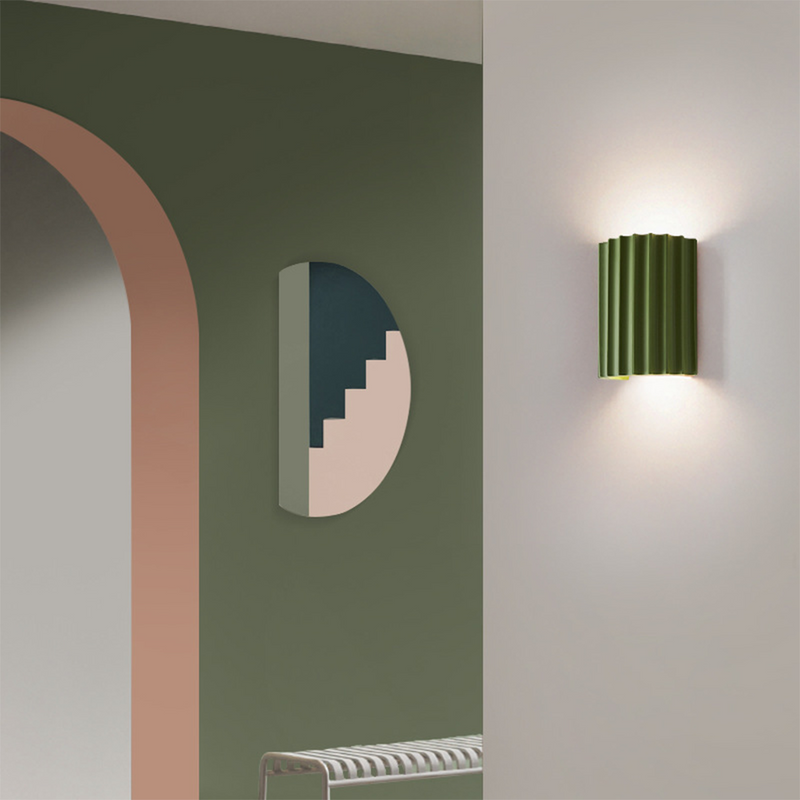 Moderne halbrunde Wandleuchte aus Kunstharz für das Wohnzimmer