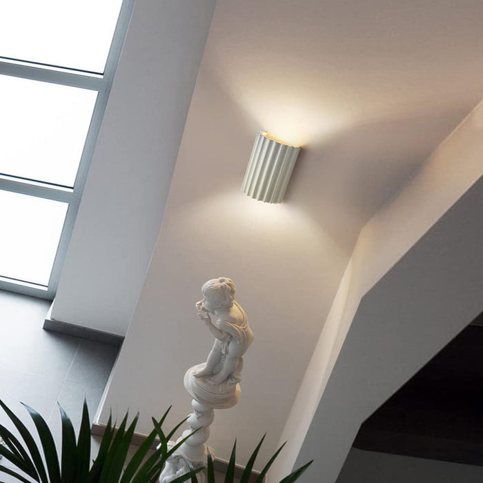 Moderne halbrunde Wandleuchte aus Kunstharz für das Wohnzimmer
