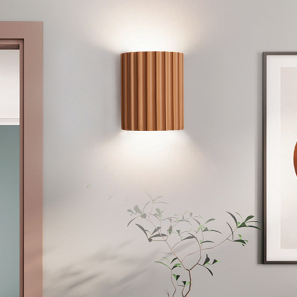 Moderne halbrunde Wandleuchte aus Kunstharz für das Wohnzimmer