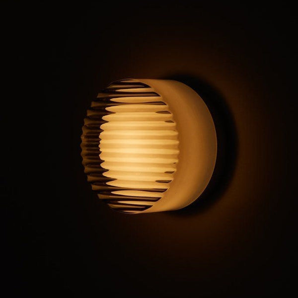 Moderne LED-Wandleuchte für drinnen und draußen