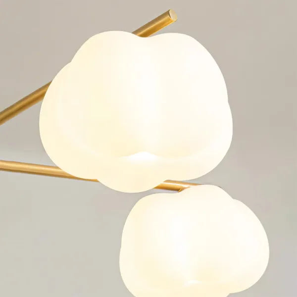 Kreativer Kronleuchter im Wohnzimmer aus Holz und Wattebällchen