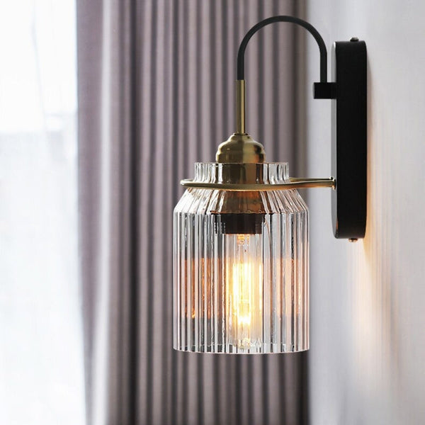 Vintage Wandlampe mit geripptem Glasschirm