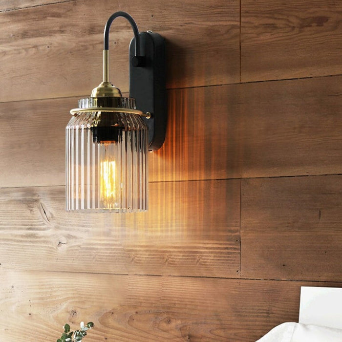 Vintage Wandlampe mit geripptem Glasschirm