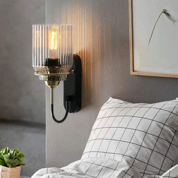 Vintage Wandlampe mit geripptem Glasschirm