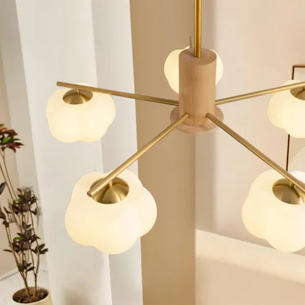 Kreativer Kronleuchter im Wohnzimmer aus Holz und Wattebällchen