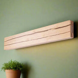Moderne Wandleuchte in Form eines Risses