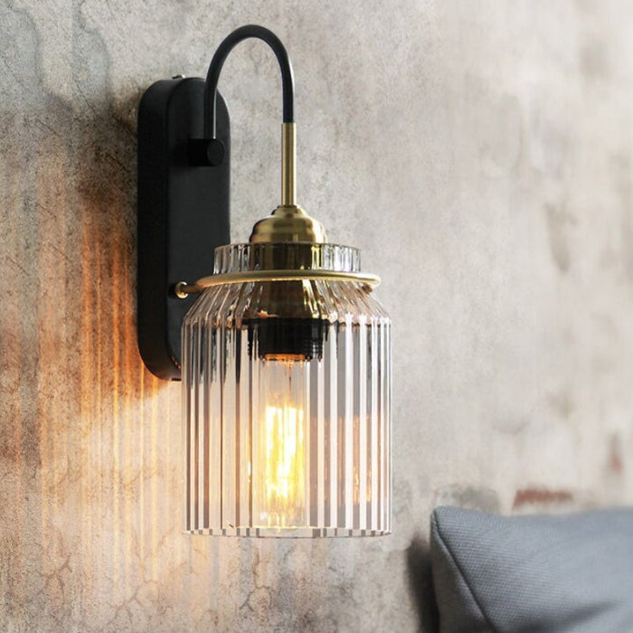 Vintage Wandlampe mit geripptem Glasschirm