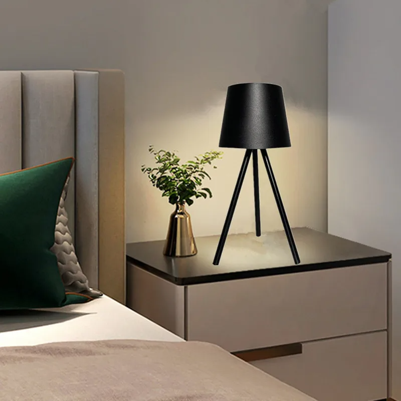 Wiederaufladbare Tischlampe auf Stativ