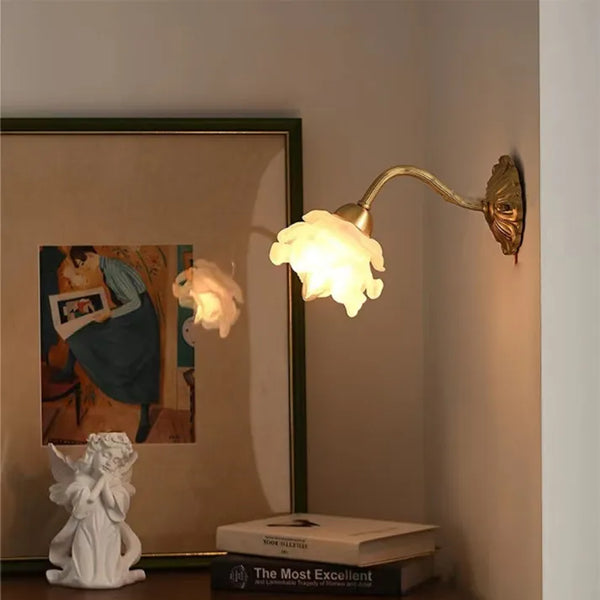 Vintage Kupfer-Blütenblatt-Glas-Wandlampe