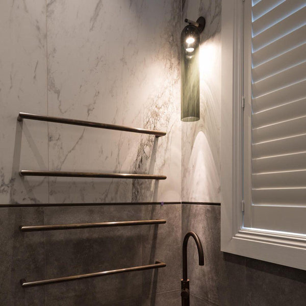Moderne Glaswandleuchte für das Badezimmer