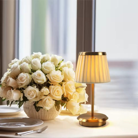 Klassisch elegante Tischlampe mit warmem Licht