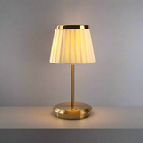 Klassisch elegante Tischlampe mit warmem Licht