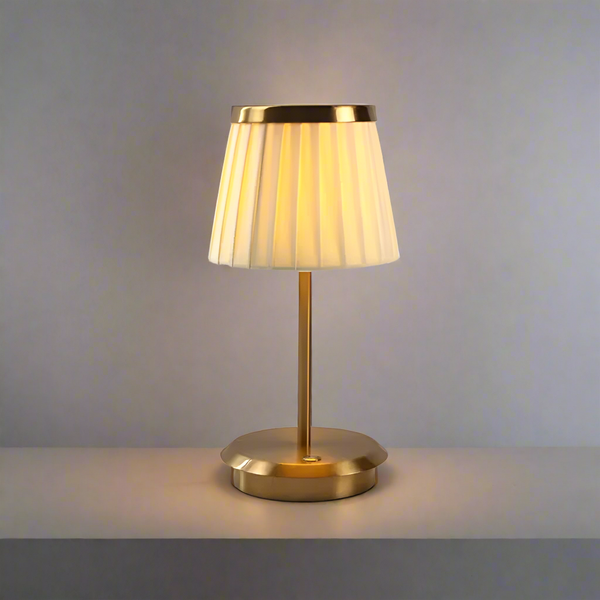Klassisch elegante Tischlampe mit warmem Licht