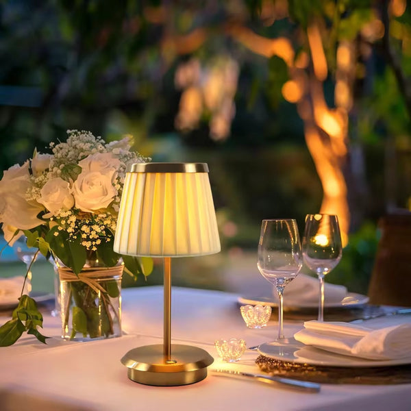 Klassisch elegante Tischlampe mit warmem Licht