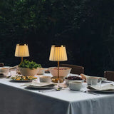 Klassisch elegante Tischlampe mit warmem Licht