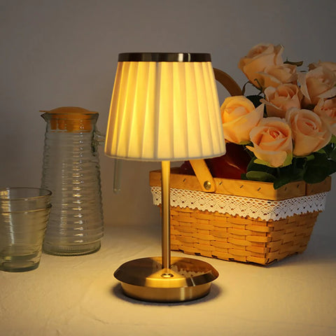 Klassisch elegante Tischlampe mit warmem Licht