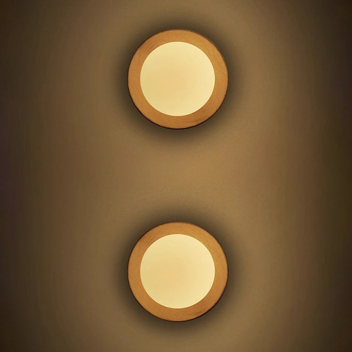 Einfache Wandlampe aus Naturholz in Weiß