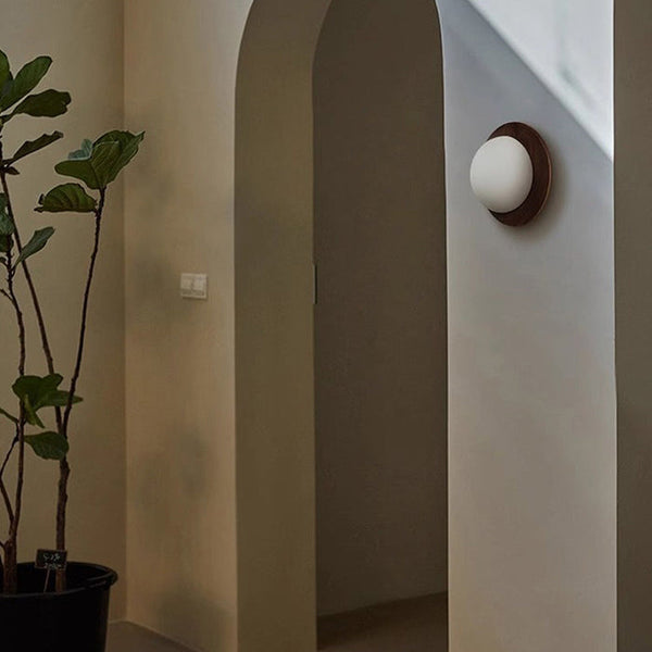 Einfache Wandlampe aus Naturholz in Weiß