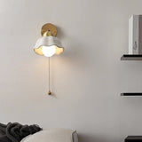 Französische Retro-Wandlampe mit weißen Blumen