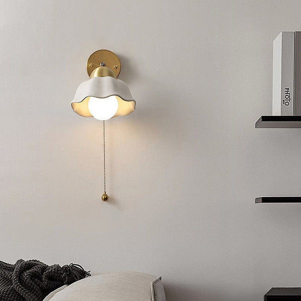 Französische Retro-Wandlampe mit weißen Blumen