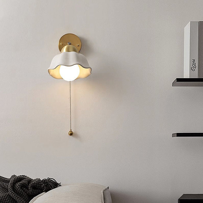 Französische Retro-Wandlampe mit weißen Blumen
