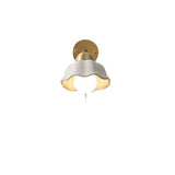 Französische Retro-Wandlampe mit weißen Blumen