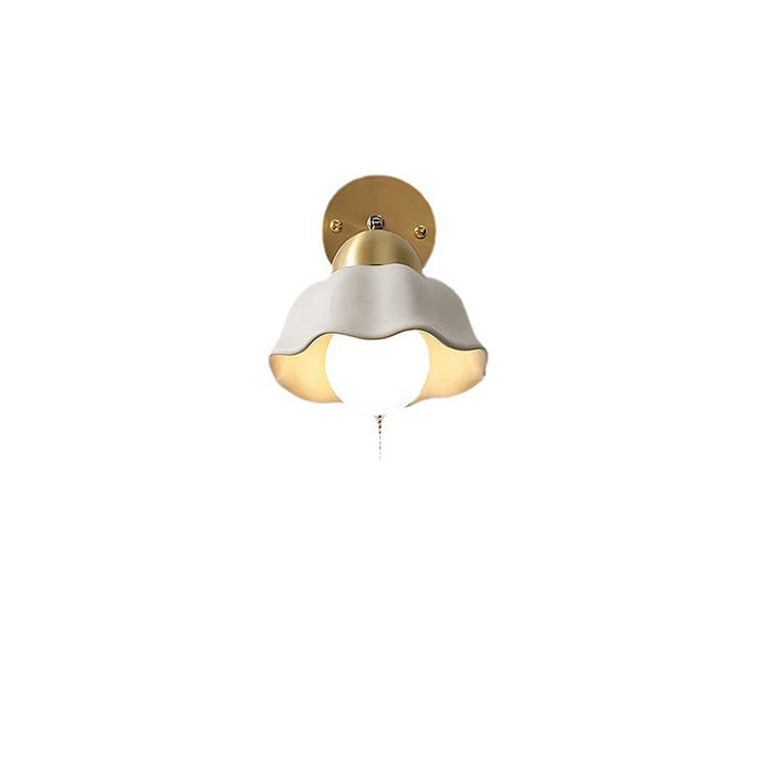 Französische Retro-Wandlampe mit weißen Blumen