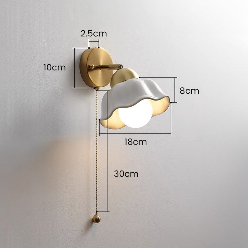 Französische Retro-Wandlampe mit weißen Blumen