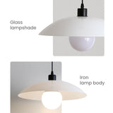 Minimalistische Hängelampe aus weißem Verbundglas