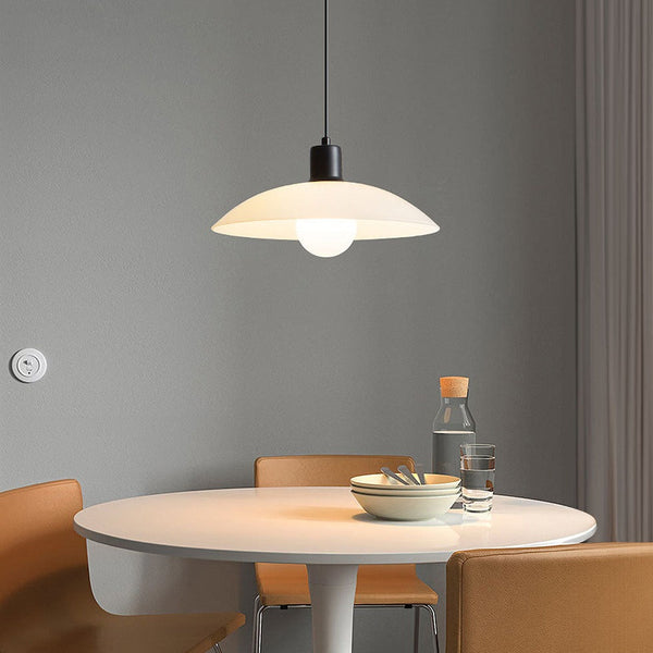 Minimalistische Hängelampe aus weißem Verbundglas