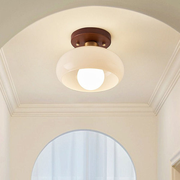 Kleine weiße Vintage-Deckenlampe für den Flur
