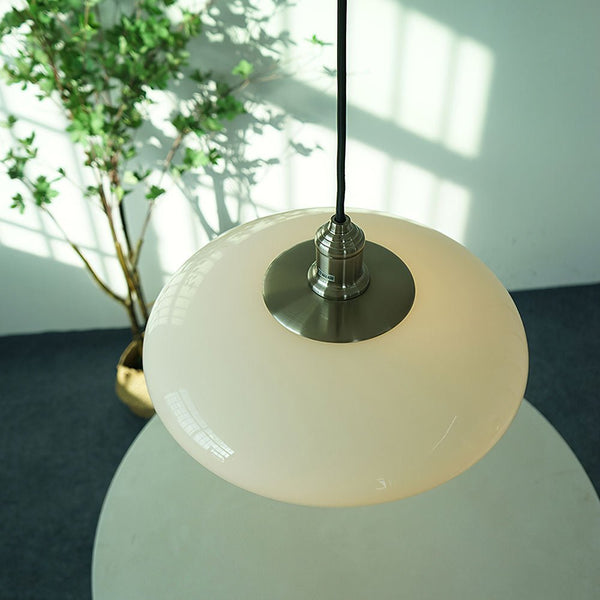 Moderne Hängelampe aus weißem Glas
