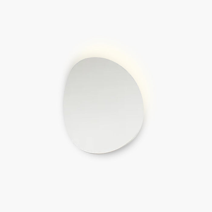 Moderne, elegante Wandleuchte in der Abenddämmerung
