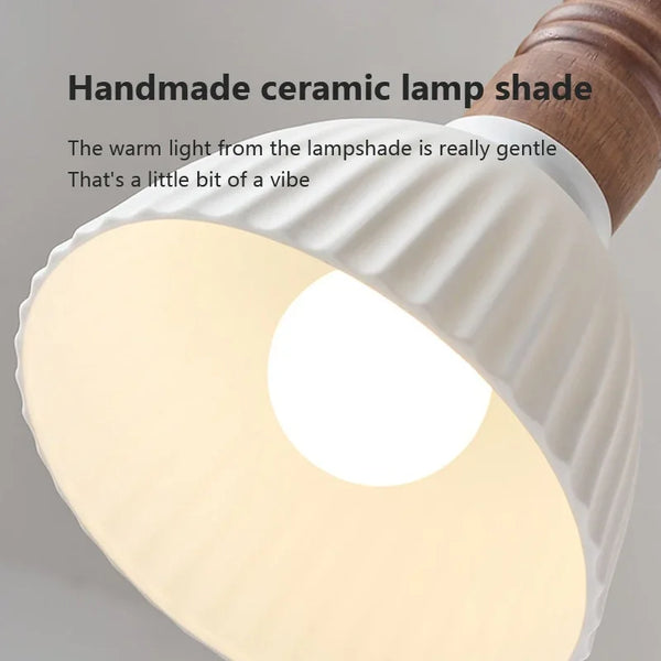 Cremefarbene Wind-Hängelampe aus massivem Holz