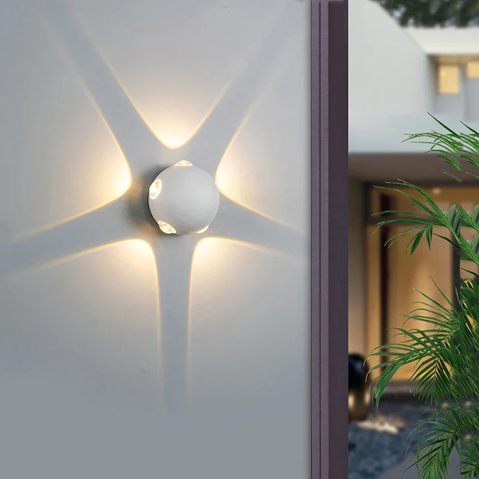 Kugelförmige Wandleuchte aus Aluminium