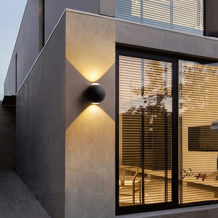 Kugelförmige Wandleuchte aus Aluminium