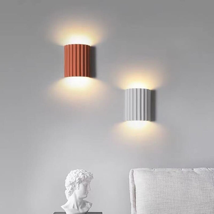 Moderne halbrunde Wandleuchte aus Kunstharz für das Wohnzimmer