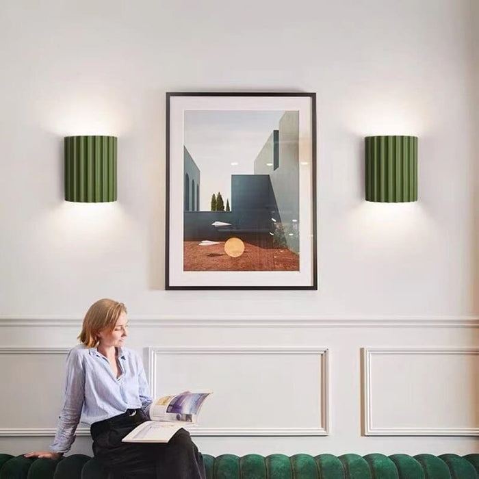 Moderne halbrunde Wandleuchte aus Kunstharz für das Wohnzimmer