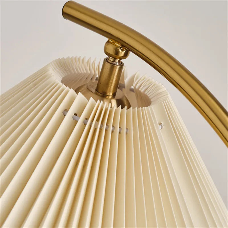 Moderne Holz-Stativ-Stehlampe