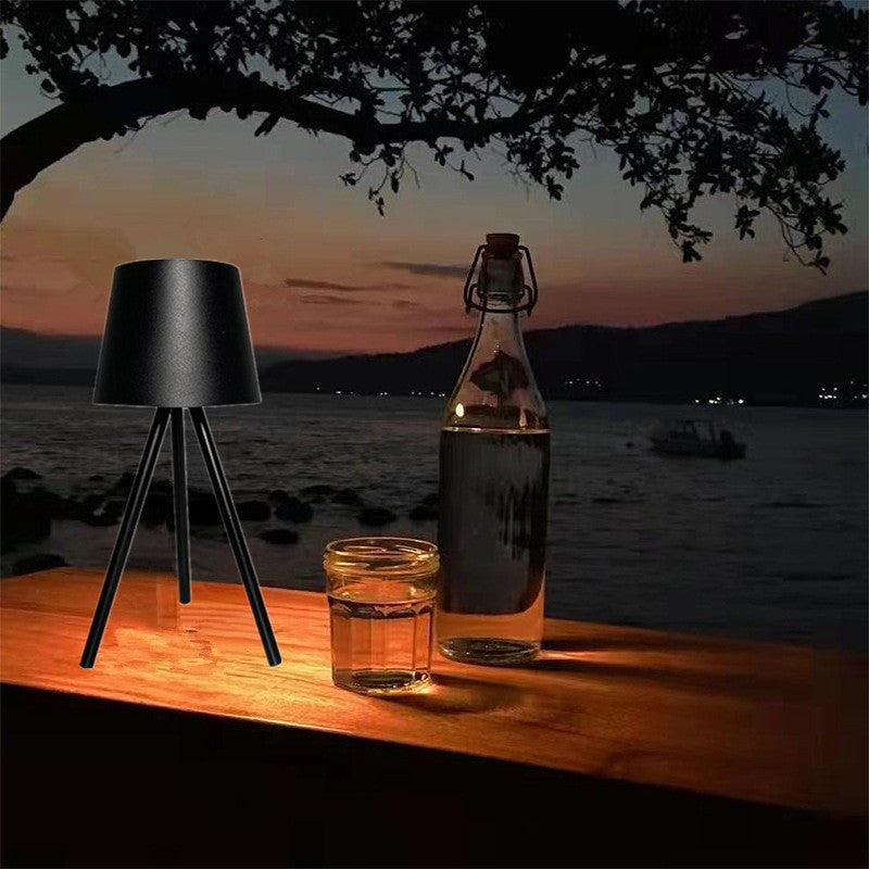 Wiederaufladbare Tischlampe auf Stativ