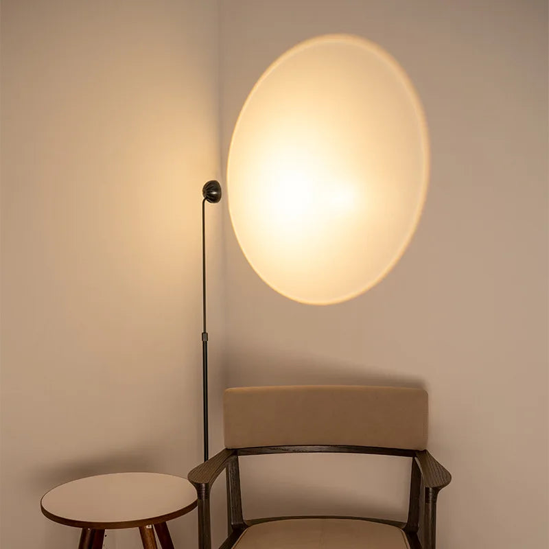 ScandiGlow Rote Skandinavische Stehlampe