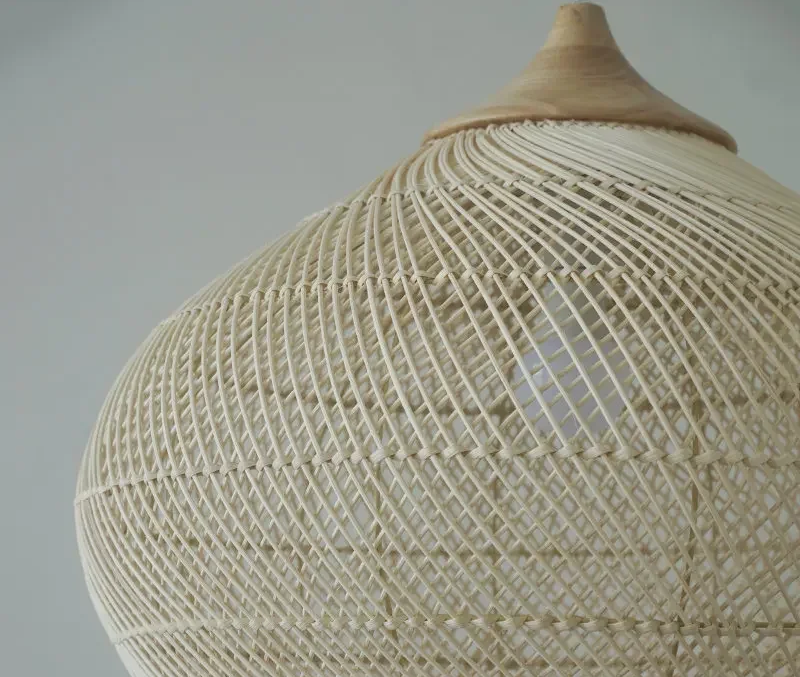 RattanaGlow: Handgeflochtene Rattan-Hängeleuchte im südostasiatischen Stil